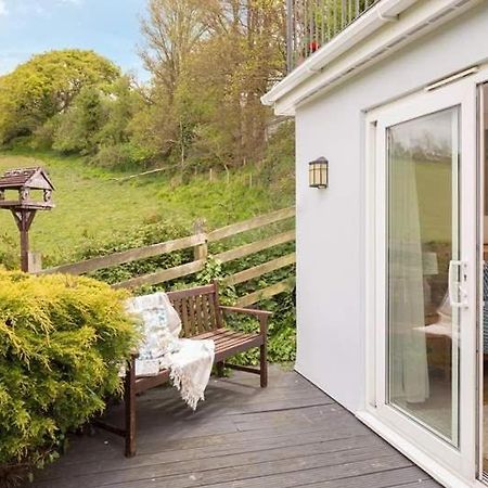 Cosy Beachfront Retreat With Stunning Sea Views & Free Access To A Local Indoor Pool Talland Екстер'єр фото