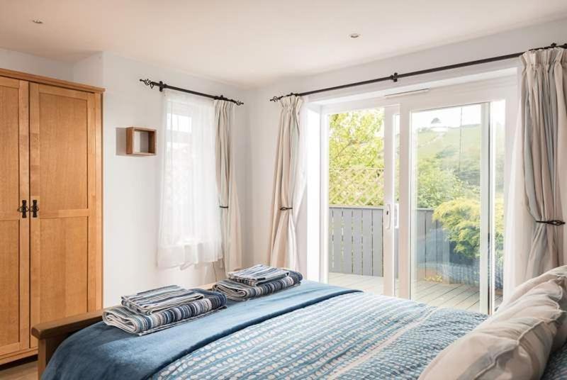Cosy Beachfront Retreat With Stunning Sea Views & Free Access To A Local Indoor Pool Talland Екстер'єр фото
