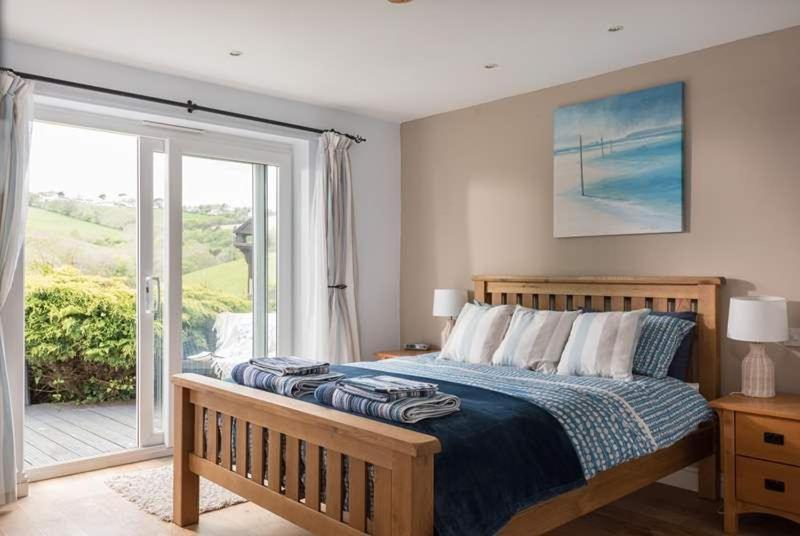 Cosy Beachfront Retreat With Stunning Sea Views & Free Access To A Local Indoor Pool Talland Екстер'єр фото