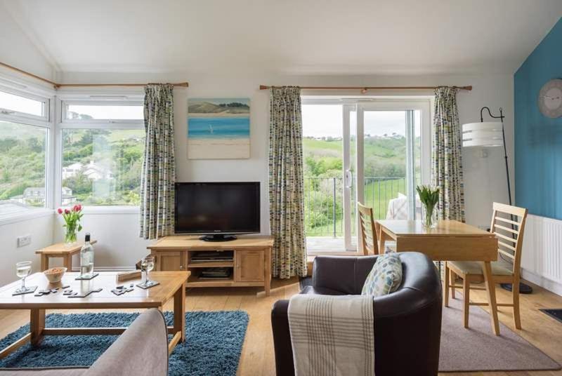 Cosy Beachfront Retreat With Stunning Sea Views & Free Access To A Local Indoor Pool Talland Екстер'єр фото
