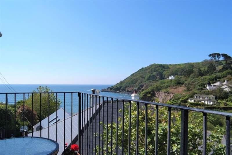 Cosy Beachfront Retreat With Stunning Sea Views & Free Access To A Local Indoor Pool Talland Екстер'єр фото