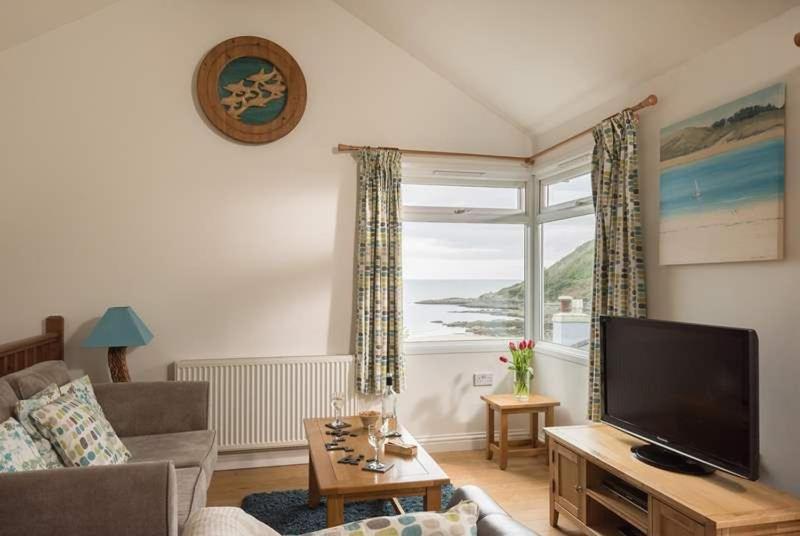 Cosy Beachfront Retreat With Stunning Sea Views & Free Access To A Local Indoor Pool Talland Екстер'єр фото